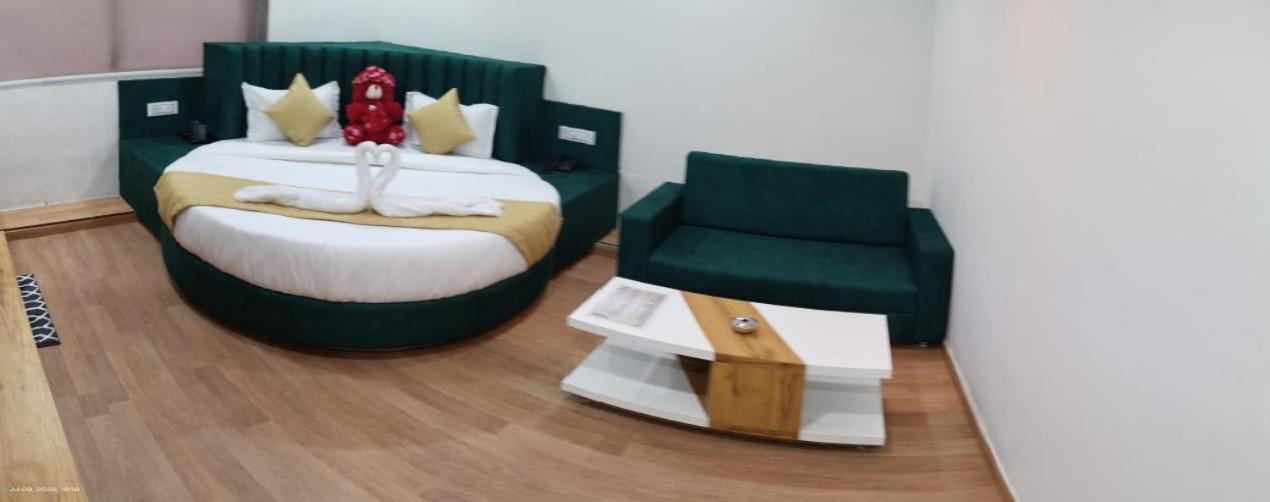 Collection O Hotel Green Park Anand Ngoại thất bức ảnh