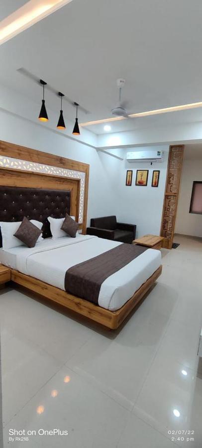 Collection O Hotel Green Park Anand Ngoại thất bức ảnh