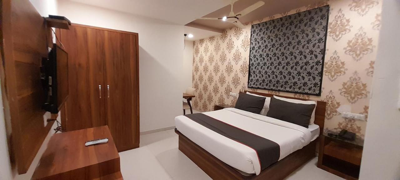 Collection O Hotel Green Park Anand Ngoại thất bức ảnh