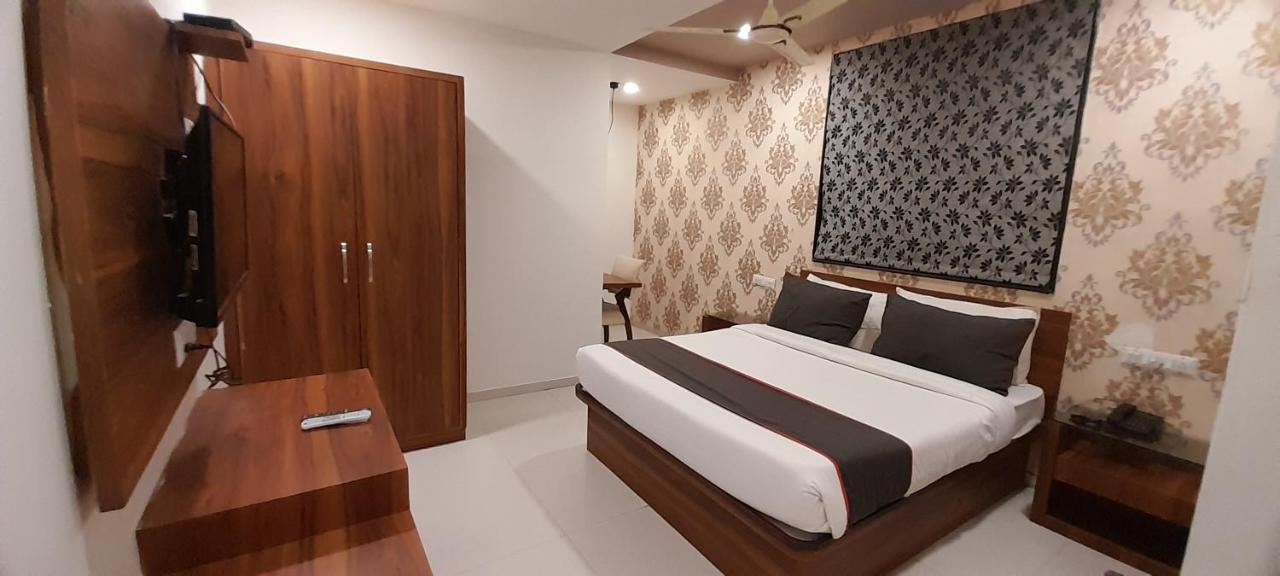 Collection O Hotel Green Park Anand Ngoại thất bức ảnh