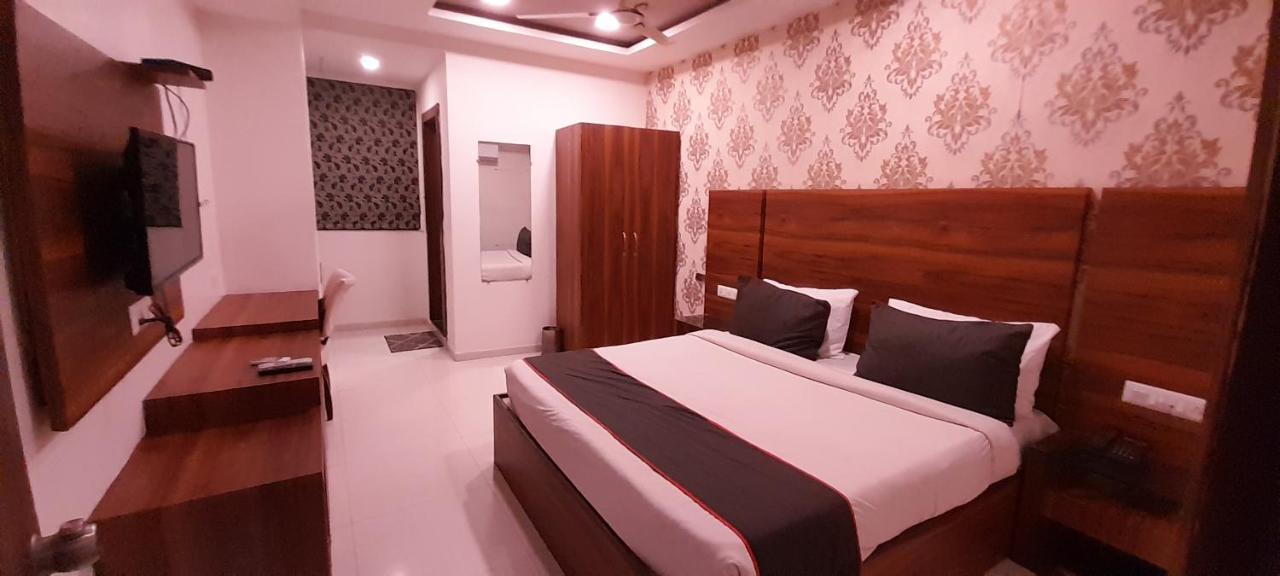 Collection O Hotel Green Park Anand Ngoại thất bức ảnh