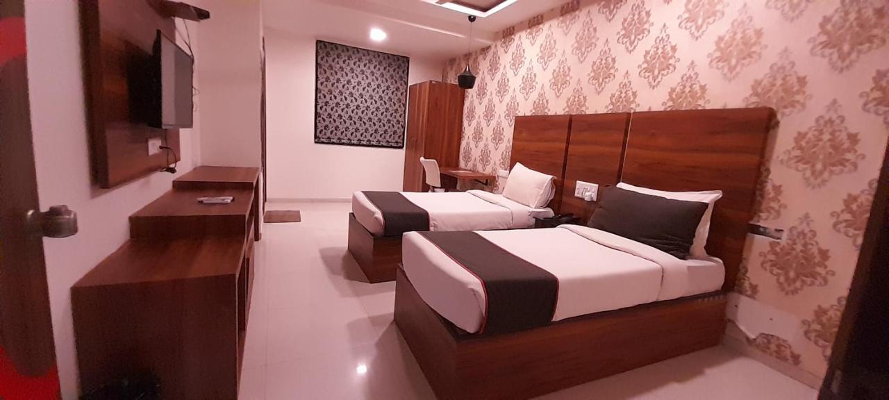 Collection O Hotel Green Park Anand Ngoại thất bức ảnh