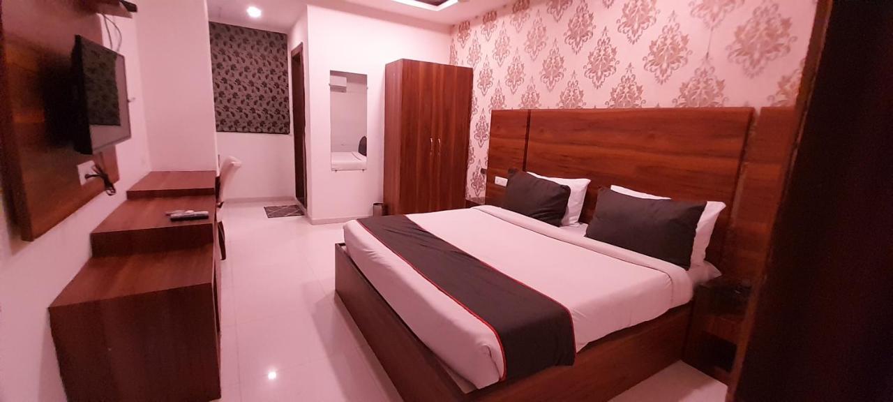Collection O Hotel Green Park Anand Ngoại thất bức ảnh